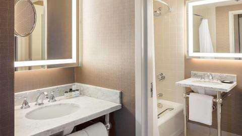boscs-suite-bathroom-8898-hor-clsc.jpg